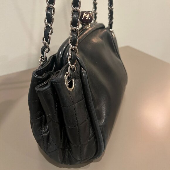 CHANEL Limited Edition Leather Purse with Twist Closure - Picture 6 of 8